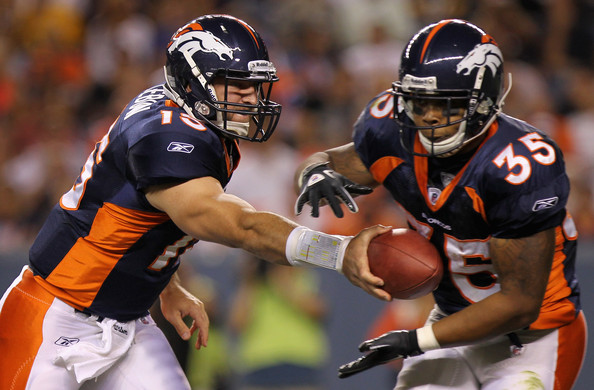 Lance_ball_takes_handoff_from_Tebow