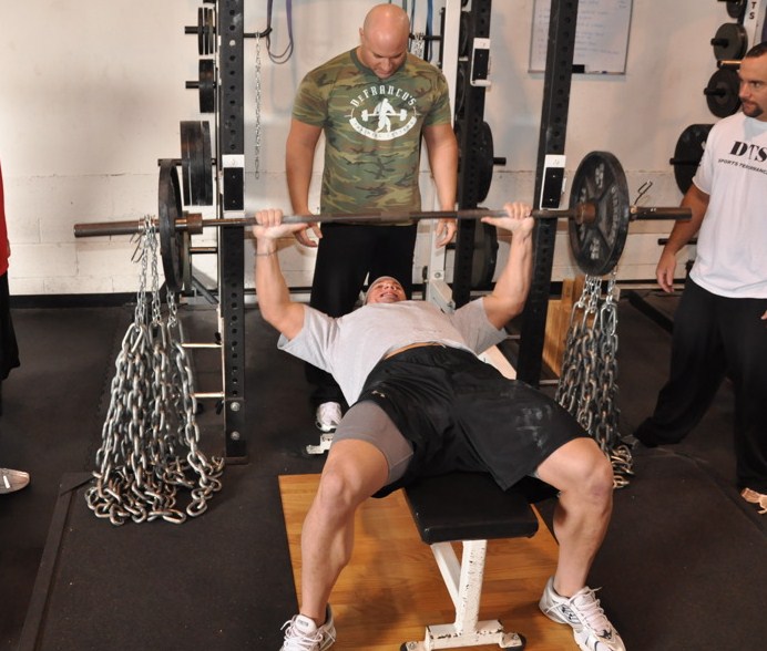 cushing_benching_w_chains